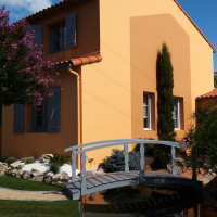 Mise en peinture d'une façade avec volets en bois. Couleur Nigelle Serein, collection Maître en Couleurs.