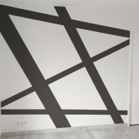Mise en peinture d'un séjour avec création d'une forme géométrique