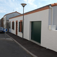 Peinture minérale sur façade,
peinture sur volets alu et portail PVC.