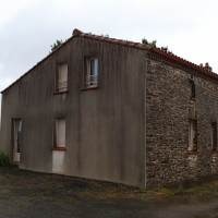 Avant décontamination et lavage de l'enduit gratté et des pierres apparentes