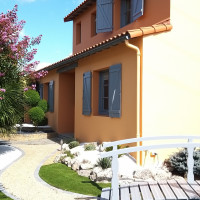 Mise en peinture d'une façade avec volets en bois.
Couleur Nigelle Serein, collection Maître en Couleurs.