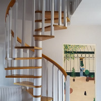 Rénovation d'un escalier, mise en peinture du limon central et garde-corps. Vitrification des marches et main courante.