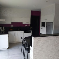 Parements muraux en staff sur muret Cuisine-Séjour.