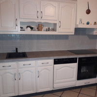 Relookage d’une cuisine aménagée en chêne.