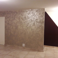 Entrée-Salon-Séjour, peinture création d’une forme géométrique et application d’une peinture aspect métallique.