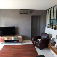 Salon-Séjour, revêtement décoratif minéral taloché à base de chaux.